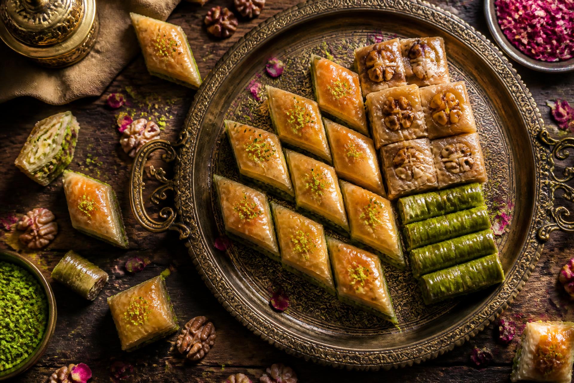 Autentyczna baklawa na drewnianym stole